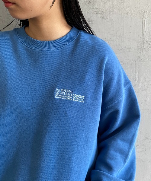 UNIVERSAL OVERALL（ユニバーサルオーバーオール）の「[UNIVERSAL OVERALL/ユニバーサルオーバーオール] 別注 ワンポイントロゴ刺繍 ピグメントスウェット（スウェット・レディース・アイボリー/ブルー/ピンク/チャコール・S/M/L）」の6枚目の写真
