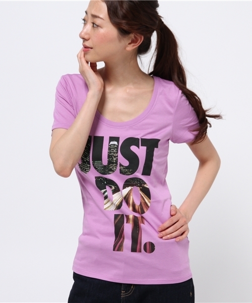 NIKE SPORTSWEAR(ナイキスポーツウェアー)の「ウィメンズ ナイキ スクープシティ Tシャツ NIKE DFC SCOOP CITY JDI TEE WMNS 658595(Tシャツ/カットソー・レディース・ホワイト/オフホワイト/パープル・MEDIUM/SMALL)」の1枚目の写真