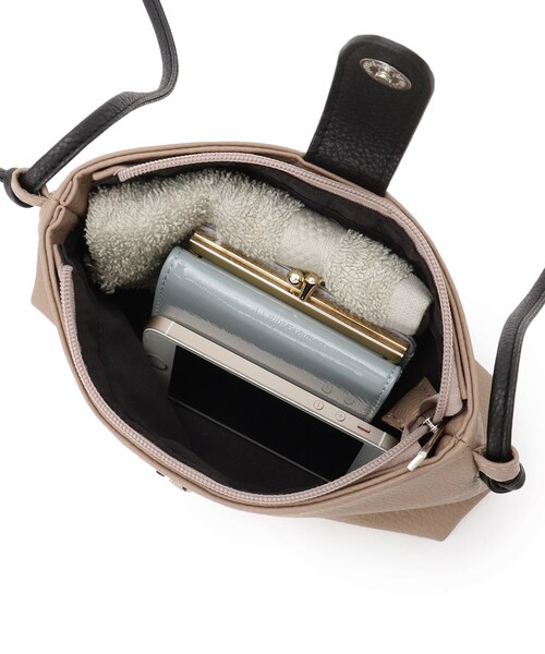 SHOO・LA・RUE（シューラルー）の「◆3層ポケットミニショルダーバッグ（ショルダーバッグ・レディース・ベージュ系4/ブラック/レッド系1・00）」の12枚目の写真