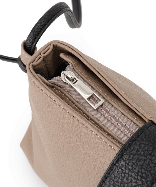 SHOO・LA・RUE（シューラルー）の「◆3層ポケットミニショルダーバッグ（ショルダーバッグ・レディース・ベージュ系4/ブラック/レッド系1・00）」の13枚目の写真