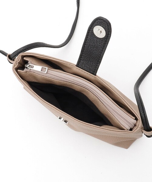 SHOO・LA・RUE（シューラルー）の「◆3層ポケットミニショルダーバッグ（ショルダーバッグ・レディース・ベージュ系4/ブラック/レッド系1・00）」の14枚目の写真