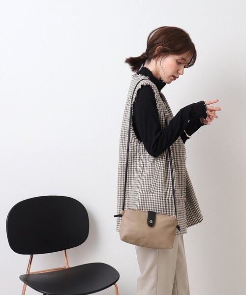 SHOO・LA・RUE（シューラルー）の「◆3層ポケットミニショルダーバッグ（ショルダーバッグ・レディース・ベージュ系4/ブラック/レッド系1・00）」の19枚目の写真