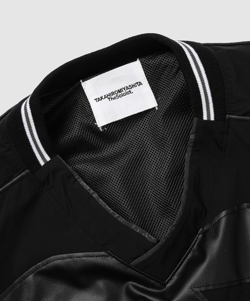 TAKAHIROMIYASHITATheSoloIst.(タカヒロミヤシタザソロイスト)の「back gusset sleeve v-neck football shirt.(bone type01)(その他トップス・メンズ・ブラック×ブラック/ブラック×ホワイト・46/44)」の4枚目の写真