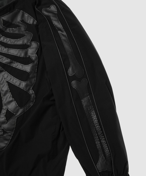 TAKAHIROMIYASHITATheSoloIst.(タカヒロミヤシタザソロイスト)の「back gusset sleeve v-neck football shirt.(bone type01)(その他トップス・メンズ・ブラック×ブラック/ブラック×ホワイト・46/44)」の5枚目の写真