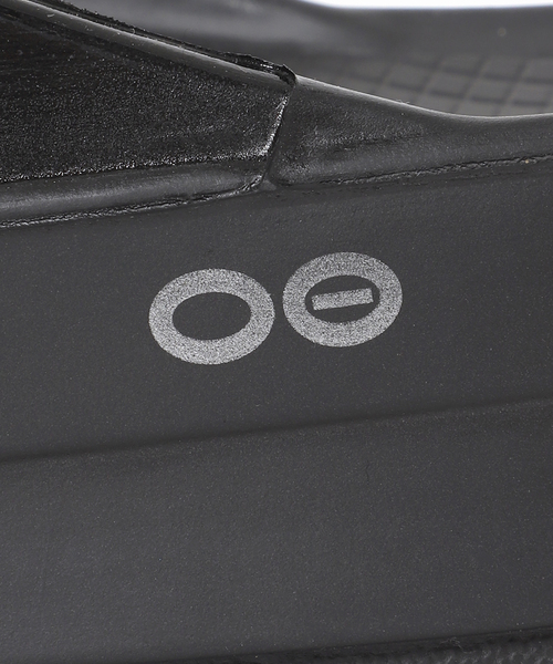 U by SPICK&SPAN（ユーバイスピックアンドスパン）の「【OOFOS/ ウーフォス】 O Omega（サンダル・レディース・ブラック/タン・25cm/24cm/23cm）」の7枚目の写真