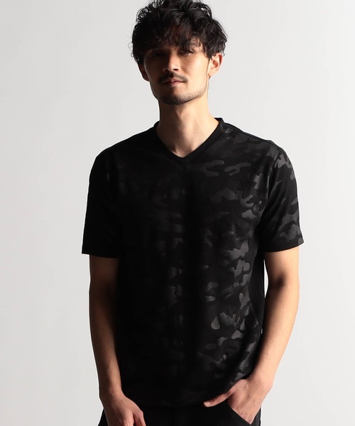 NICOLE CLUB FOR MEN(ニコルクラブフォーメン)の「エンボスアラカルトVネック半袖プルオーバー(Tシャツ/カットソー・メンズ・ブラック系1/ホワイト系1/ホワイト系2/ブラック系2・MEDIUM/LARGE/X-LARGE)」の3枚目の写真