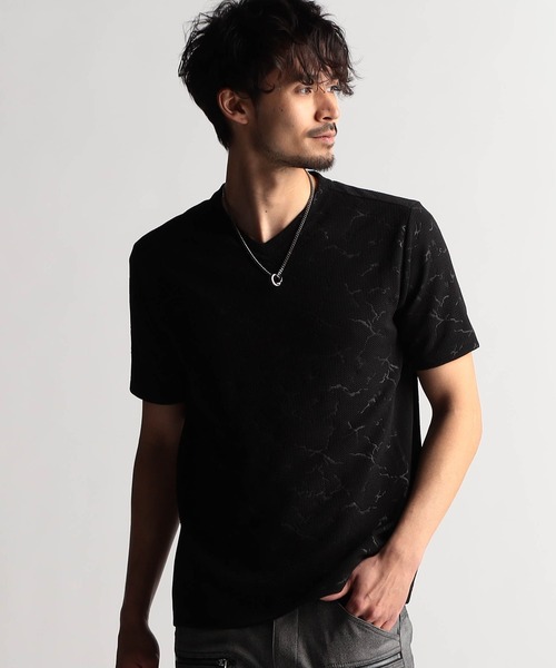 NICOLE CLUB FOR MEN(ニコルクラブフォーメン)の「エンボスアラカルトVネック半袖プルオーバー(Tシャツ/カットソー・メンズ・ブラック系1/ホワイト系1/ホワイト系2/ブラック系2・MEDIUM/LARGE/X-LARGE)」の4枚目の写真