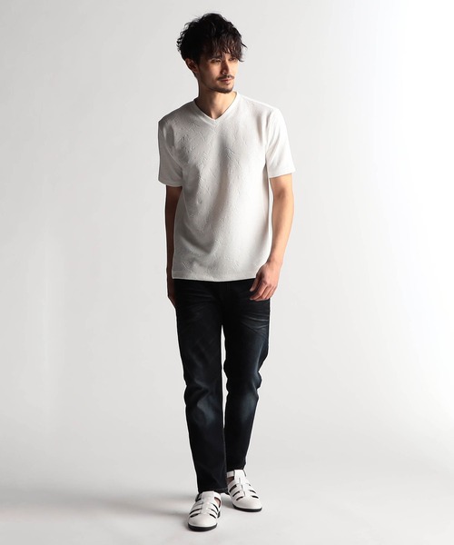 NICOLE CLUB FOR MEN(ニコルクラブフォーメン)の「エンボスアラカルトVネック半袖プルオーバー(Tシャツ/カットソー・メンズ・ブラック系1/ホワイト系1/ホワイト系2/ブラック系2・MEDIUM/LARGE/X-LARGE)」の7枚目の写真
