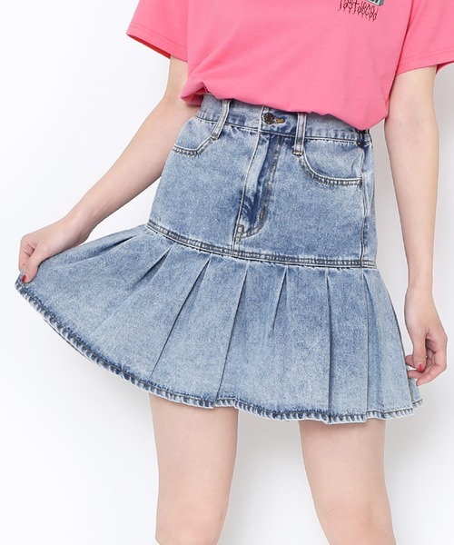 PUNYUS（プニュズ）の「プリーツヘムデニムミニスカート（デニムスカート・レディース・ブラック/ライトブルー・1/2/3/4）」の4枚目の写真