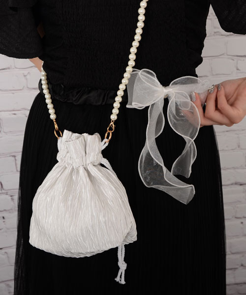 Mayree（メイリー）の「【float】リボンピン付き 巾着型 パールベルト ショルダーバッグ【2way】（ショルダーバッグ・レディース・ホワイト/ブラック・FREE）」の2枚目の写真