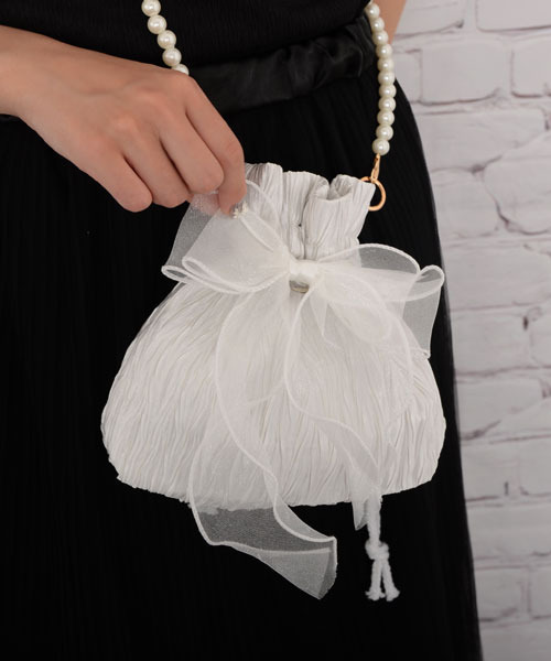 Mayree（メイリー）の「【float】リボンピン付き 巾着型 パールベルト ショルダーバッグ【2way】（ショルダーバッグ・レディース・ホワイト/ブラック・FREE）」の6枚目の写真