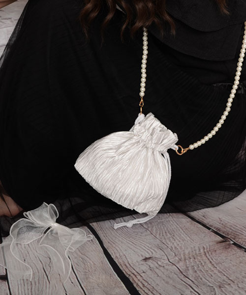 Mayree（メイリー）の「【float】リボンピン付き 巾着型 パールベルト ショルダーバッグ【2way】（ショルダーバッグ・レディース・ホワイト/ブラック・FREE）」の8枚目の写真