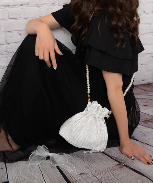 Mayree（メイリー）の「【float】リボンピン付き 巾着型 パールベルト ショルダーバッグ【2way】（ショルダーバッグ・レディース・ホワイト/ブラック・FREE）」の9枚目の写真