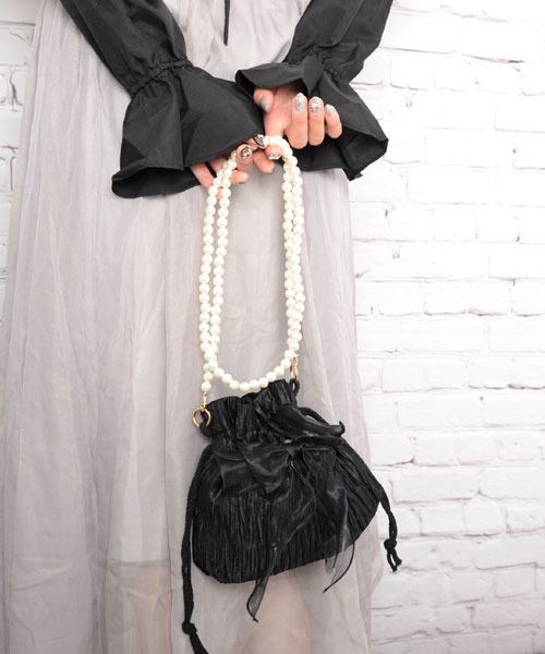 Mayree（メイリー）の「【float】リボンピン付き 巾着型 パールベルト ショルダーバッグ【2way】（ショルダーバッグ・レディース・ホワイト/ブラック・FREE）」の14枚目の写真