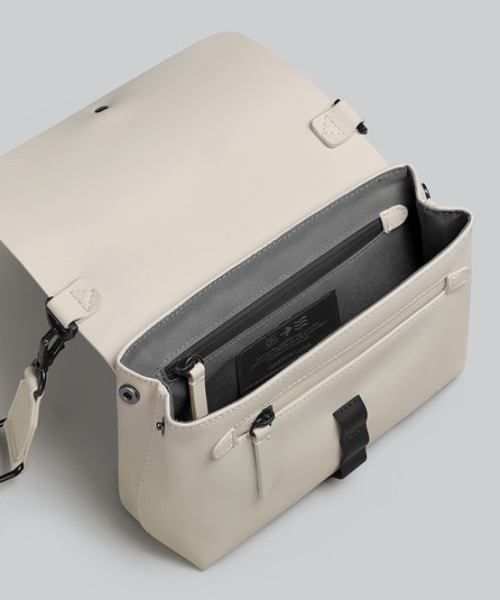 GASTON LUGA（ガストンルーガ）の「GASTON LUGA/ガストンルーガ/SPLASH CROSSBODY BAG（ショルダーバッグ・メンズ・グレー/ブラック/ベージュ/チャコールグレー・F）」の19枚目の写真