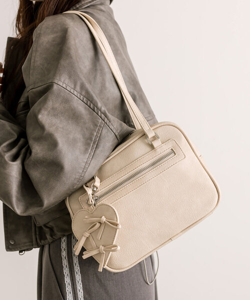 OLIVE des OLIVE（オリーブデオリーブ）の「リボンハートポーチ付ボストン（ショルダーバッグ・レディース・ピンク/ダークブラウン/ブラック/アイボリー・FREE）」の14枚目の写真