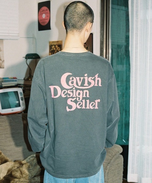 A'GEM/9 × .kom 『CAVISH/カビシ』 PIGMENT SELLER LOGO LS TEE/ピグメント セラーロゴ ロングスリーブTシャツ（Tシャツ/カットソー）｜.KOM（ドットコム） 8,028円