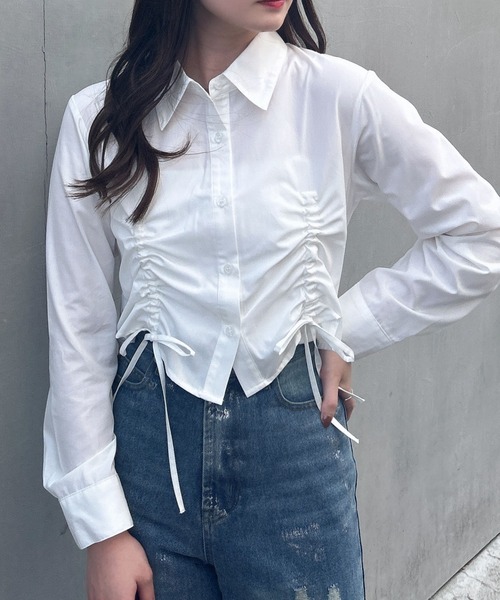 INGNI（イング）の「ドロストギャザークロップドシャツ（シャツ/ブラウス・レディース・ブラック系/ブルー/オフホワイト・M）」の2枚目の写真