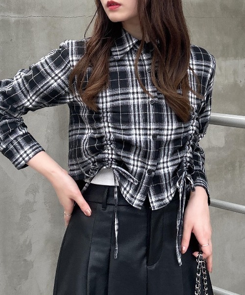 INGNI（イング）の「ドロストギャザークロップドシャツ（シャツ/ブラウス・レディース・ブラック系/ブルー/オフホワイト・M）」の14枚目の写真