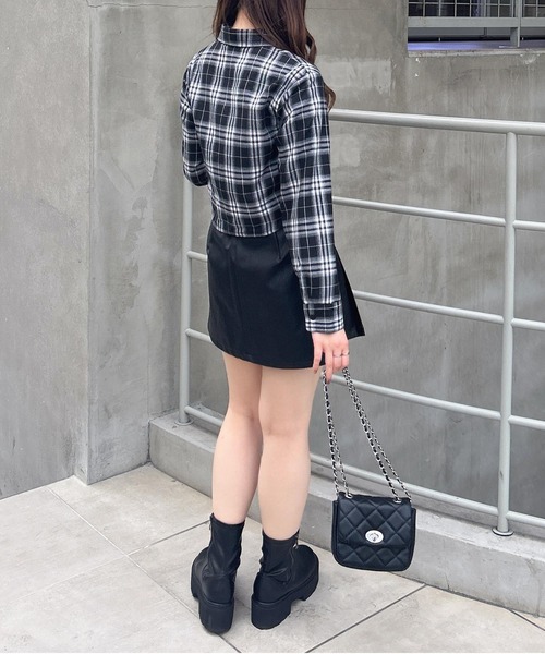 INGNI（イング）の「ドロストギャザークロップドシャツ（シャツ/ブラウス・レディース・ブラック系/ブルー/オフホワイト・M）」の20枚目の写真