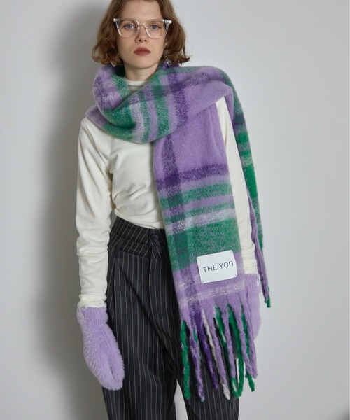 THE YOn（ザヨン）の「タータンチェックビッグマフラー（マフラー・レディース・ラベンダー/ブラウン/ブルー・FREE）」の4枚目の写真