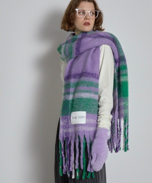THE YOn（ザヨン）の「タータンチェックビッグマフラー（マフラー・レディース・ラベンダー/ブラウン/ブルー・FREE）」の5枚目の写真