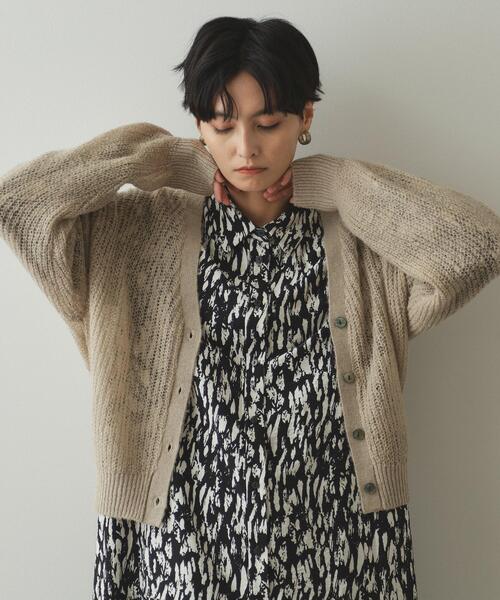 OPAQUE.CLIP（オペークドットクリップ）の「◆モヘヤ混シアーVネックカーディガン【洗濯機洗い可】（カーディガン/ボレロ・レディース・ブラック/ベビーピンク/ベージュ・38/40/42）」の2枚目の写真