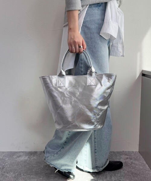 fredy emue（フレディエミュ）の「メタリックトートバッグ（トートバッグ・レディース・シルバー/ブロンズ・FREE）」の2枚目の写真