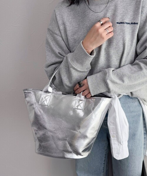 fredy emue（フレディエミュ）の「メタリックトートバッグ（トートバッグ・レディース・シルバー/ブロンズ・FREE）」の3枚目の写真