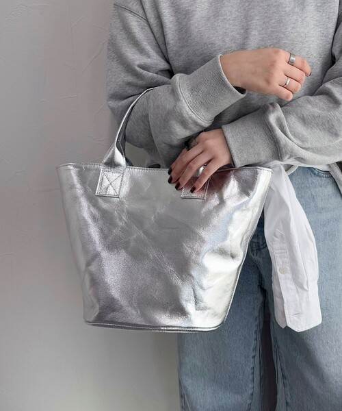fredy emue（フレディエミュ）の「メタリックトートバッグ（トートバッグ・レディース・シルバー/ブロンズ・FREE）」の4枚目の写真