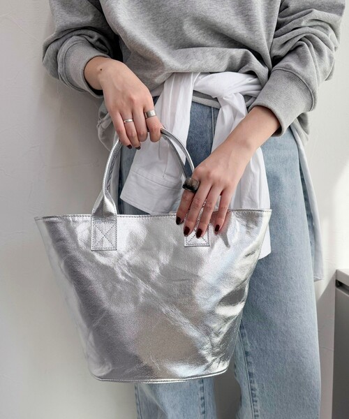 fredy emue（フレディエミュ）の「メタリックトートバッグ（トートバッグ・レディース・シルバー/ブロンズ・FREE）」の6枚目の写真