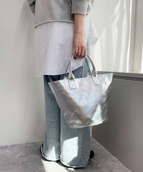 fredy emue（フレディエミュ）の「メタリックトートバッグ（トートバッグ・レディース・シルバー/ブロンズ・FREE）」の7枚目の写真