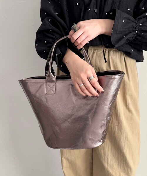 fredy emue（フレディエミュ）の「メタリックトートバッグ（トートバッグ・レディース・シルバー/ブロンズ・FREE）」の10枚目の写真