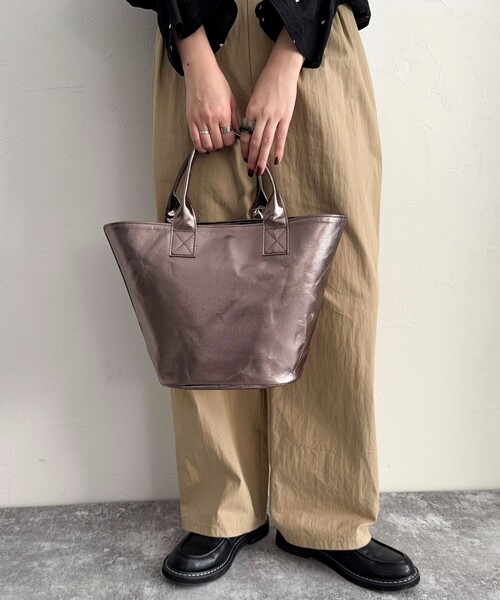 fredy emue（フレディエミュ）の「メタリックトートバッグ（トートバッグ・レディース・シルバー/ブロンズ・FREE）」の11枚目の写真