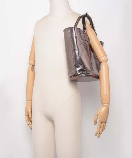 fredy emue（フレディエミュ）の「メタリックトートバッグ（トートバッグ・レディース・シルバー/ブロンズ・FREE）」の21枚目の写真