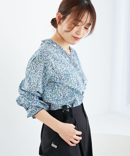 le.coeur blanc（ルクールブラン）の「リバティフロントフリルVネックブラウス（シャツ/ブラウス・レディース・ブルー系その他2/イエロー系その他・38）」の4枚目の写真