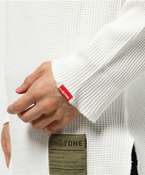 WHO'S WHO gallery（フーズフーギャラリー）の「【Em@//ONE】ロング丈ワッフル（Tシャツ/カットソー・メンズ・グレー/ホワイト/ブラック/オリーブ・MEDIUM/LARGE）」の8枚目の写真