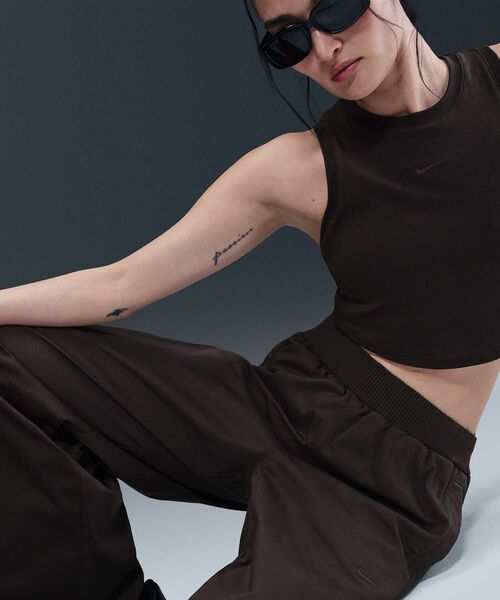NIKE(ナイキ)の「ナイキ スポーツウェア コレクション ウィメンズ ミッドライズ ツイル トラックパンツ / Nike Sportswear Collection Women's Mid-Rise Twill Track Pants HM9055-220 Velvet Brown(その他パンツ・レディース・ダークブラウン・S/M/L/XL)」の9枚目の写真