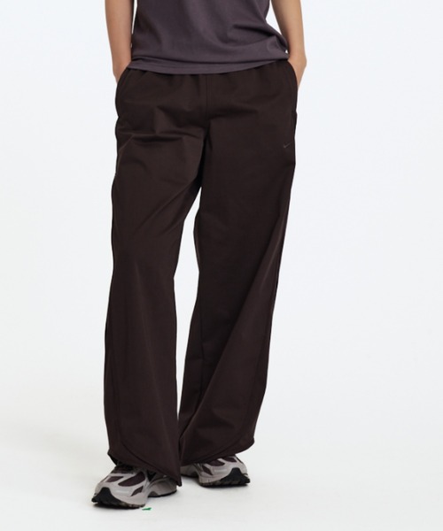 NIKE(ナイキ)の「ナイキ スポーツウェア コレクション ウィメンズ ミッドライズ ツイル トラックパンツ / Nike Sportswear Collection Women's Mid-Rise Twill Track Pants HM9055-220 Velvet Brown(その他パンツ・レディース・ダークブラウン・S/M/L/XL)」の5枚目の写真