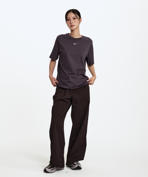 NIKE(ナイキ)の「ナイキ スポーツウェア コレクション ウィメンズ ミッドライズ ツイル トラックパンツ / Nike Sportswear Collection Women's Mid-Rise Twill Track Pants HM9055-220 Velvet Brown(その他パンツ・レディース・ダークブラウン・S/M/L/XL)」の3枚目の写真