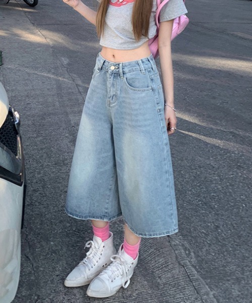 lilful(リルフル)の「ウォッシュ加工 デニムクロップバミューダハーフパンツ(デニムパンツ・レディース・サックスブルー/ブラック・S/M)」の1枚目の写真