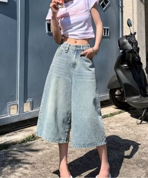 lilful(リルフル)の「ウォッシュ加工 デニムクロップバミューダハーフパンツ(デニムパンツ・レディース・サックスブルー/ブラック・S/M)」の3枚目の写真