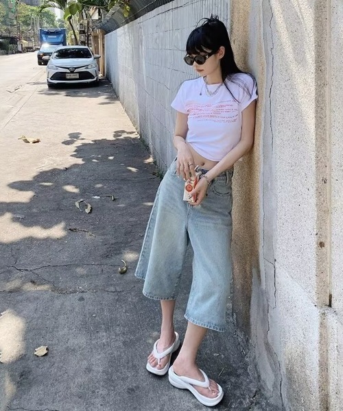 lilful(リルフル)の「ウォッシュ加工 デニムクロップバミューダハーフパンツ(デニムパンツ・レディース・サックスブルー/ブラック・S/M)」の15枚目の写真