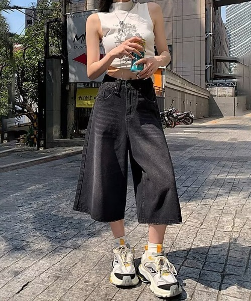 lilful(リルフル)の「ウォッシュ加工 デニムクロップバミューダハーフパンツ(デニムパンツ・レディース・サックスブルー/ブラック・S/M)」の14枚目の写真