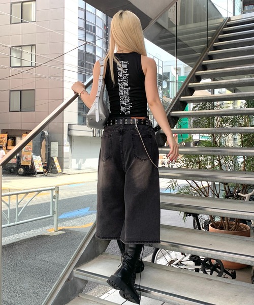 lilful(リルフル)の「ウォッシュ加工 デニムクロップバミューダハーフパンツ(デニムパンツ・レディース・サックスブルー/ブラック・S/M)」の5枚目の写真