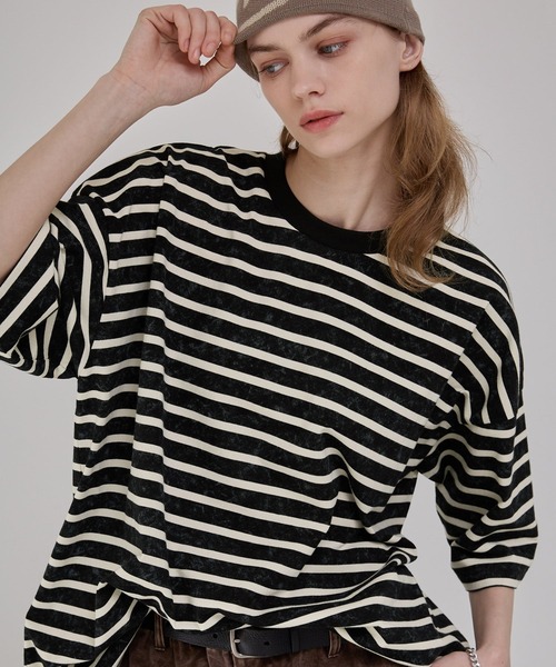 EMMA CLOTHES（エマクローズ）の「ヴィンテージライク オーバーサイズ ボーダー半袖Tシャツ（Tシャツ/カットソー・メンズ・ブラック/オフホワイト/レッド系・M/L）」の2枚目の写真