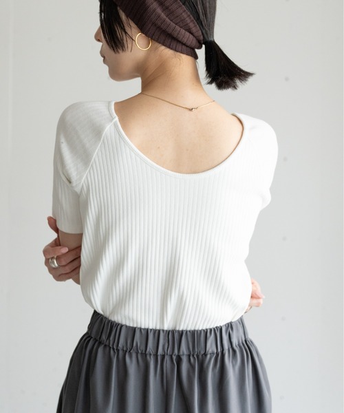 hwyl(ヒュイル)の「カップ付き オープンバックリブTシャツ(Tシャツ/カットソー・レディース・ブラック/ホワイト/チャコールグレー・FREE)」の2枚目の写真