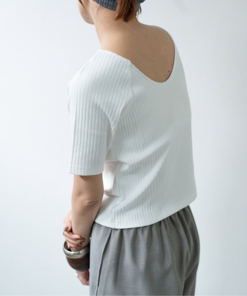 hwyl(ヒュイル)の「カップ付き オープンバックリブTシャツ(Tシャツ/カットソー・レディース・ブラック/ホワイト/チャコールグレー・FREE)」の7枚目の写真