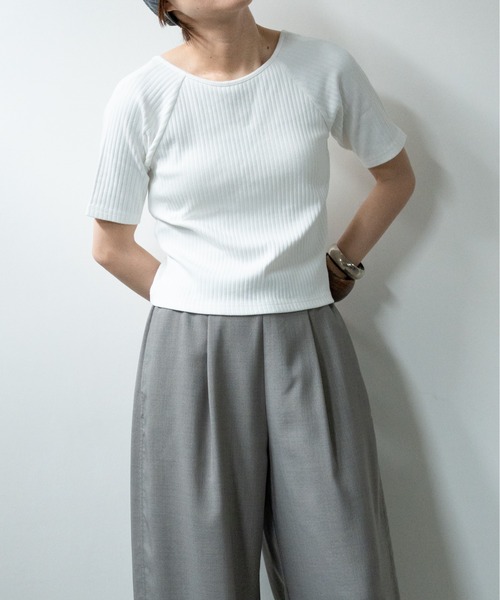hwyl(ヒュイル)の「カップ付き オープンバックリブTシャツ(Tシャツ/カットソー・レディース・ブラック/ホワイト/チャコールグレー・FREE)」の4枚目の写真