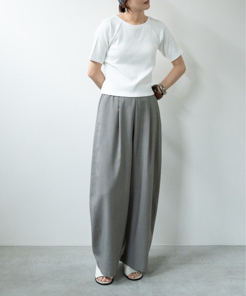 hwyl(ヒュイル)の「カップ付き オープンバックリブTシャツ(Tシャツ/カットソー・レディース・ブラック/ホワイト/チャコールグレー・FREE)」の20枚目の写真